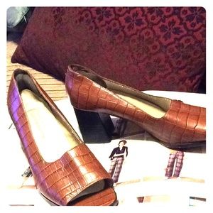 Liz Claiborne vintage peek toe brown